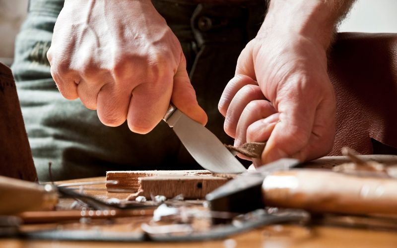 struganie drewnianego noża